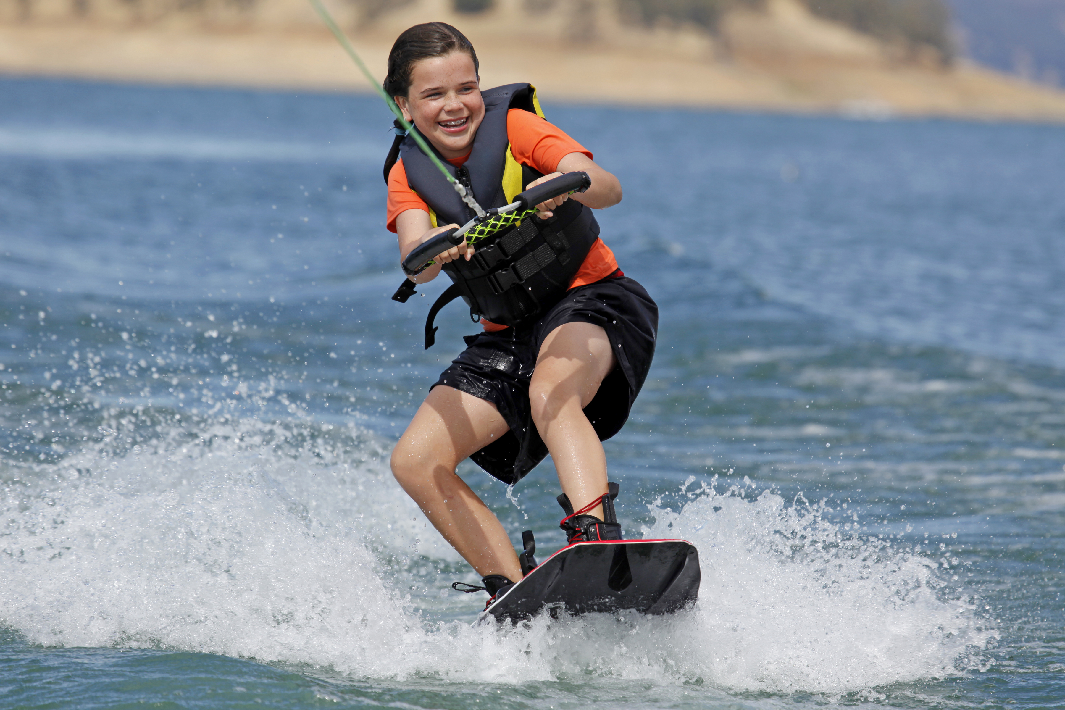 Можно заниматься в воде. Водные виды спорта. Водные лыжи. Водные лыжи вид спорта. Кататься на воде.